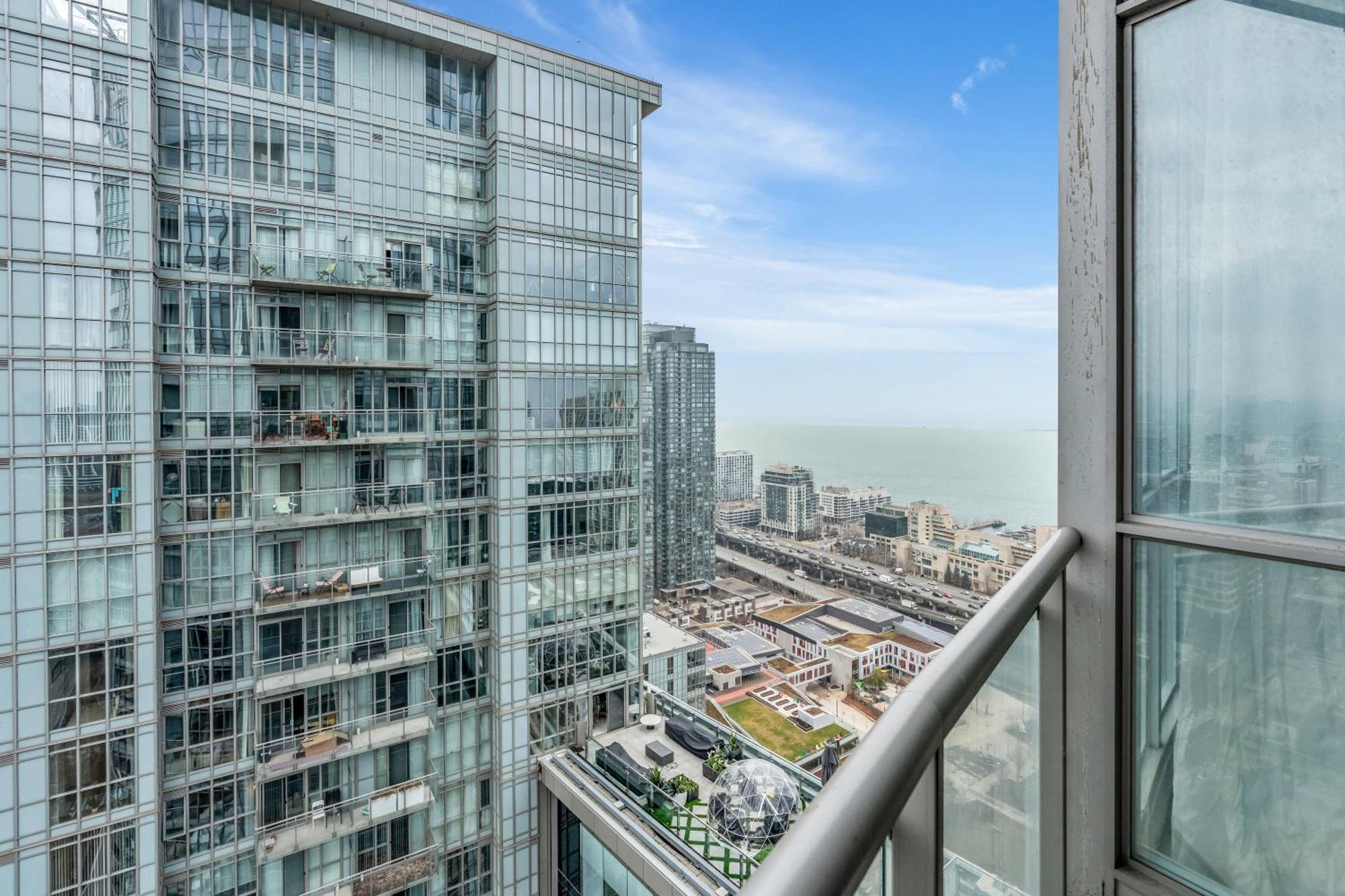 Spadina Modern Suites โตรอนโต ภายนอก รูปภาพ